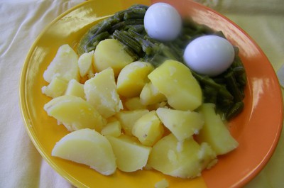 Fazolové lusky na smetaně s koprem, vařené vejce, brambor