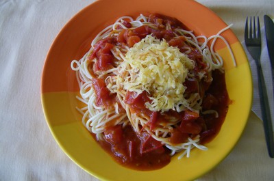 Špagety s boloňskou omáčkou, sýr