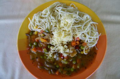 Vegetariánské špagety sypané sýrem
