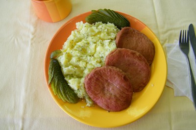Drůbeží hamburger, šťouchané brambory s petrželkou, okurka