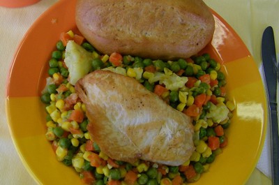 Kuřecí prsíčko, dušená zelenina na másle, pečivo