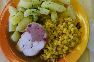 Pečená kuřecí roláda, restovaná kukuřice se slaninou, brambor