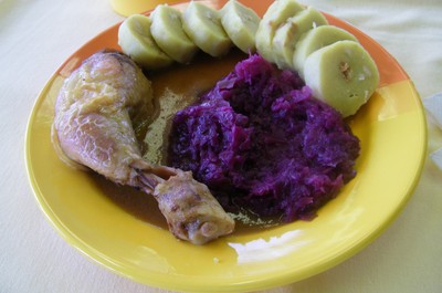 Pečené kuřecí stehno, červené zelí, šumavský bramborový knedlík