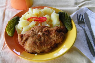 Smažený kuřecí řízek, brambor, okurka