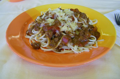 Boloňské špagety s hovězím masem sypané sýrem