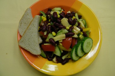 Salát fazolový se zeleninou a sýrem