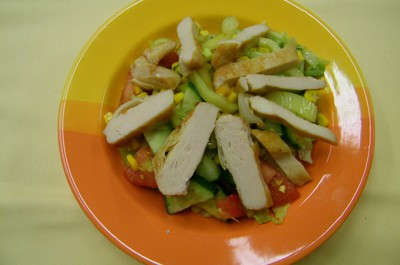 Salát míchaná zelenina s kuřecím masem