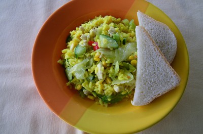 Salát rýžový kari s kuřecím masem a zeleninou