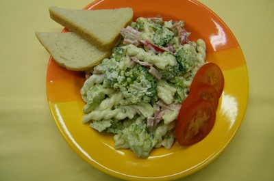 Salát těstovinový se šunkou a brokolicí