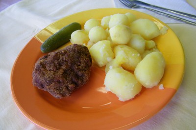 Smažený karbanátek, brambor, okurka